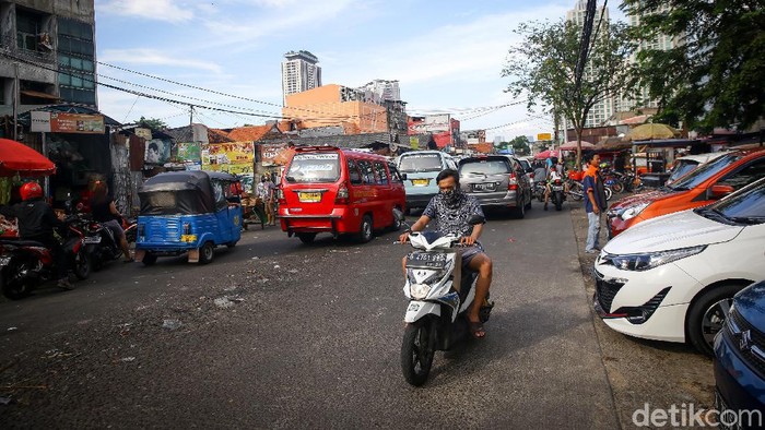 Pengendara Lawan Arah Merajalela di Pasar Kebayoran Baru Tertib berlalu lintas masih jauh dari kata sempurna di Ibu Kota. Salah satunya masih banyak pengendara yang nekat lawan arah untuk memangkas jarak tempuh.