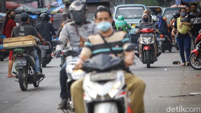Tertib berlalu lintas masih jauh dari kata sempurna di Ibu Kota. Salah satunya masih banyak pengendara yang nekat lawan arah untuk memangkas jarak tempuh.