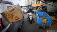 Aksi lawan arah ini dilakukan para pengendara sepeda motor hampir setiap saat di kawasan ini.