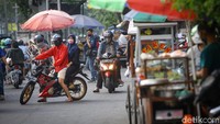 Kesadaran berlalu lintas yang masih minim membuat para pengendara ini leluasa untuk melakukan hal tersebut.