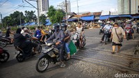 Bahkan di pintu perlentasan kereta api, para pemotor ini nekat melawan arah.