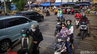 Begini penampakan gerombolan pengendara yang masih nekat lawan arah di kawasan Pasar Kebayoran Lama, Jakarta, Selasa (16/5/2020).