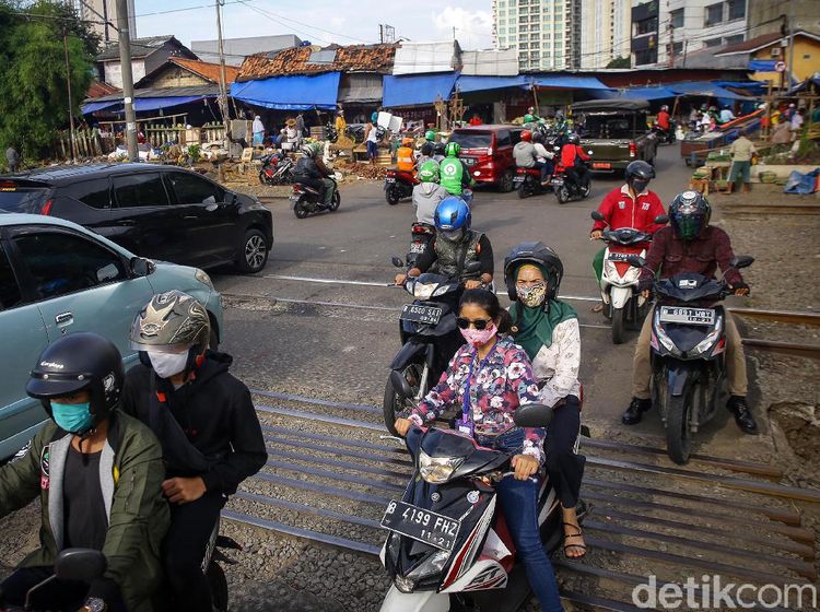 Pengendara Lawan Arah Merajalela di Pasar Kebayoran Lama