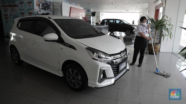 Sales marketing menawarkan produk mobil di Tunas Daihatsu Tebet, Jakarta, Selasa (16/6). Pandemi corona membuat angka penjualan mobil di Indonesia mengalami penurunan drastis. Penjualan mobil bulan lalu anjlok hingga 95 persen bila periode yang sama tahun 2019.
Berdasarkan data Gabungan Industri Kendaraan Bermotor Indonesia (Gaikindo) yang diperoleh detikOto dari PT Astra International Tbk, pada bulan kelima tahun 2020, industri otomotif hanya mampu mengirim 3.551 unit mobil baru. Angka ini merosot 95 % dibanding bulan Mei 2019, di mana saat itu mencapai 84.109 unit. Angka ini merupakan penjualan berupa wholesales atau distribusi dari pabrik ke dealer. Seperti diketahui, banyak pabrik otomotif di Indonesia yang berhenti produksi sementara di tengah pandemi COVID-19. Wajar jika distribusinya pada Mei 2020 anjlok drastis. Adapun mengatasi penurunan banyak pabrikan otomotif  menawarkan paket penjualan khusus demi mendongkrak penjualan. Rendi selaku supervisor di Tunas Daihatsu Tebet mengatakan 