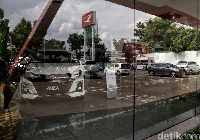 Angka penjualan mobil di Indonesia turun drastis gegara pandemi COVID-19. Era new normal diharapkan dapat kembali membuat penjualan mobil di Indonesia bergeliat