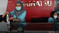 Pelonggaran sejumlah aktivitas di masa PSBB transisi menuju fase kenormalan baru (new normal) pun diharapkan dapat membantu penjualan mobil kembali bergeliat. Sejumlah persiapan pun dilakukan, salah satunya dengan menerapkan protokol kesehatan di tempat penjualan mobil tersebut.
