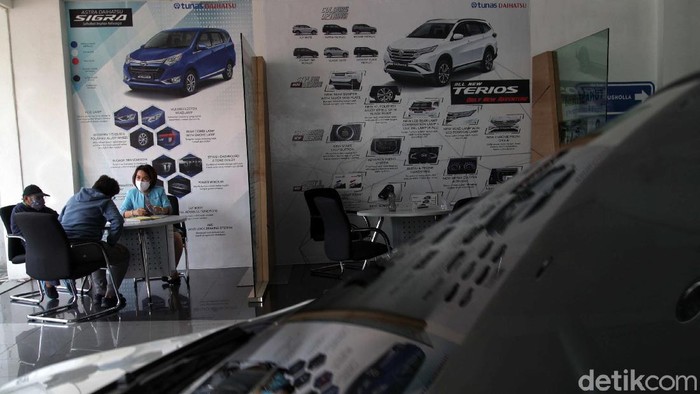 Angka penjualan mobil di Indonesia turun drastis gegara pandemi COVID-19. Era new normal diharapkan dapat kembali membuat penjualan mobil di Indonesia bergeliat