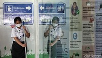 Tak hanya pengunjung, para pegawai yang bekerja di area sekitar tempat penjualan mobil tersebut juga diimbau untuk mengenakan masker.
