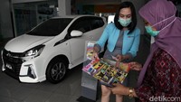 Seorang sales marketing sedang menawarkan produk mobil kepada salah satu pengunjung di Tunas Daihatsu Tebet, Jakarta, Selasa (16/6/2020).