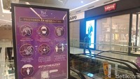 Di dalam mal dipasangi poster untuk mengingatkan pengunjung agar tetap menjaga kebersihan dan keamanan selama berada di dalam mal. 
