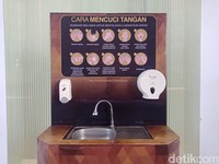 Seluruh mal di Kota Depok telah diizinkan untuk kembali beroperasi mulai Selasa (16/6/2020). Tak ketinggalan, Trans Studio Mall Cibubur juga akan buka mulai Kamis (18/6/2020) dengan sejumlah penyesuaian fasilitas sesuai dengan protokol kesehatan. Salah satunya, setiap pengunjung wajib mencuci tangan sebelum masuk mal. Seluruh mal di Kota Depok telah diizinkan untuk kembali beroperasi mulai Selasa (16/6/2020). Tak ketinggalan, Trans Studio Mall Cibubur juga akan buka mulai Kamis (18/6/2020) dengan sejumlah penyesuaian fasilitas sesuai dengan protokol kesehatan. Salah satunya, setiap pengunjung wajib mencuci tangan sebelum masuk mal.