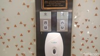 Pengunjung juga dapat menggunakan hand sanitizer setelah memencet tombol lift. 