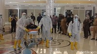Trans Studio Mall juga memberikan layanan ruang isolasi dan pertolongan pertama bagi pengunjung yang mengalami gejala COVID-19. Pertolongan akan diberikan langsung oleh tim medis yang sudah terlatih sesuai protokol penanganan COVID-19. 