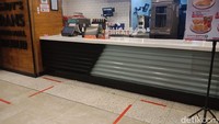Salah satu restoran di mal yang memberikan markah agar pembeli menjaga jarak. 