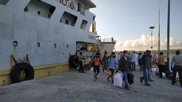 Petugas penyalur BST harus menempuh perjalanan laut selama 12 jam untuk menyalurkan bantuan. (Foto: Istimewa)