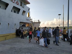 Bagikan ke Pulau Enggano Bengkulu, Petugas Penyalur BST Tempuh 12 Jam di Lautan