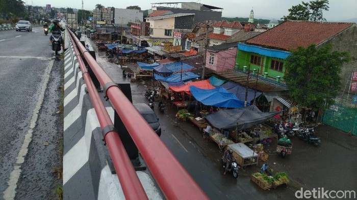 PKL di sekitaran flyover Cileungsi (Sachril Agustin Berutu/detikcom)