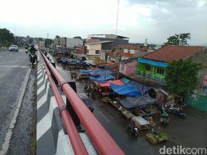 Dikeluhkan Pedagang Pasar, Begini Kondisi PKL Liar di Kolong Flyover Cileungsi