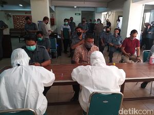 Ratusan Pegawai Pengadilan Negeri Surabaya Rapid Test
