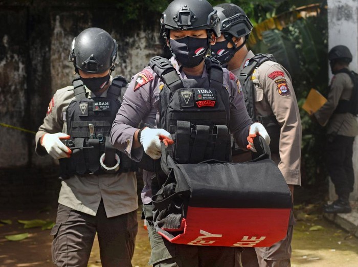Polisi di Banten Amankan Mortir Aktif Peninggalan Perang Kemerdekaan Tim JIBOM Brimob Polda Banten amankan mortir aktif di kawasan Serang, Banten. Mortir itu diperkirakan jenis mortir peninggalan perang kemerdekaan.