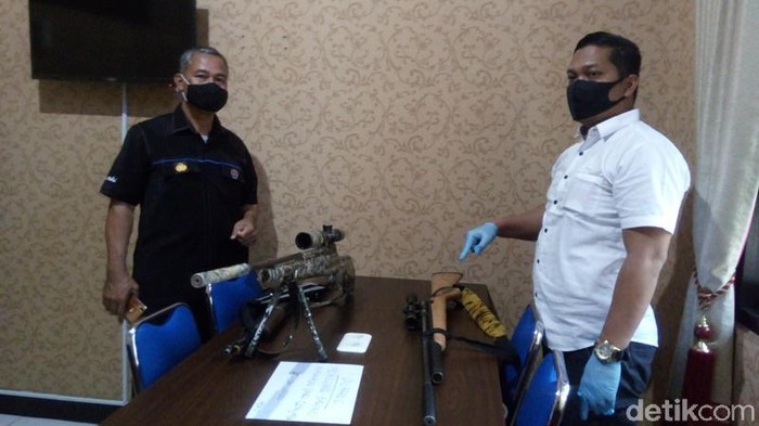 Polisi menunjukkan senjata yang menewaskan pemburu musang di Kabupaten Magelang, Selasa (16/6/2020).
