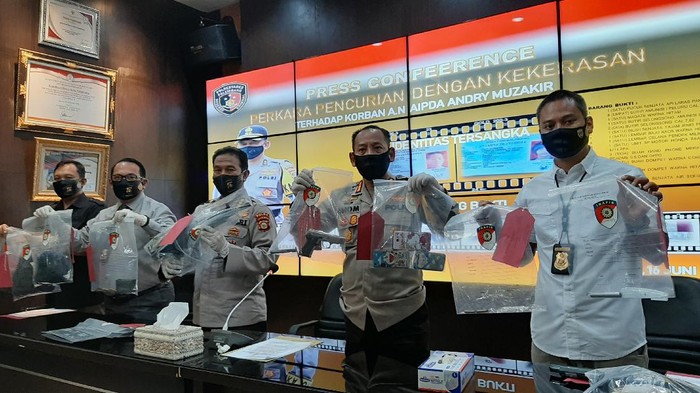 Polisi saat menunjukkan barang bukti penusukan-perampasan senjata polisi di Palembang (Foto: Raja Adil/detikcom)