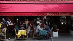 Potret Warga Paris Bisa Nongkrong Lagi di Cafe