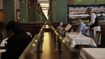 Potret Warga Paris Bisa Nongkrong Lagi di Cafe