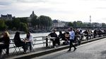 Potret Warga Paris Bisa Nongkrong Lagi di Cafe