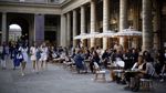 Potret Warga Paris Bisa Nongkrong Lagi di Cafe