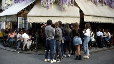 Potret Warga Paris Bisa Nongkrong Lagi di Cafe