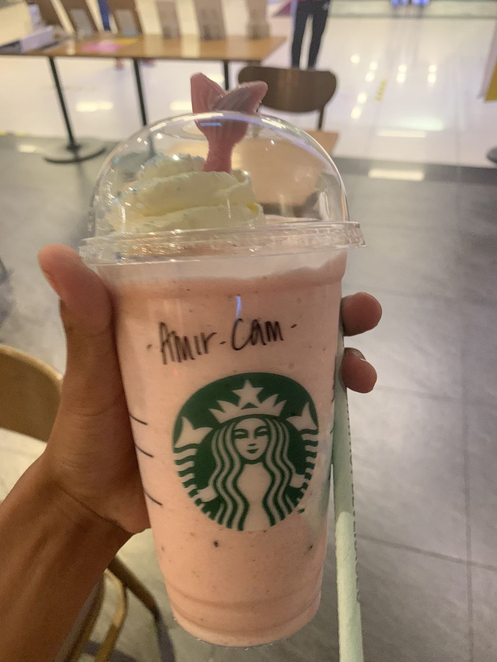 Pria traktir temannya yang belum pernah cicip Starbucks seumur hidup