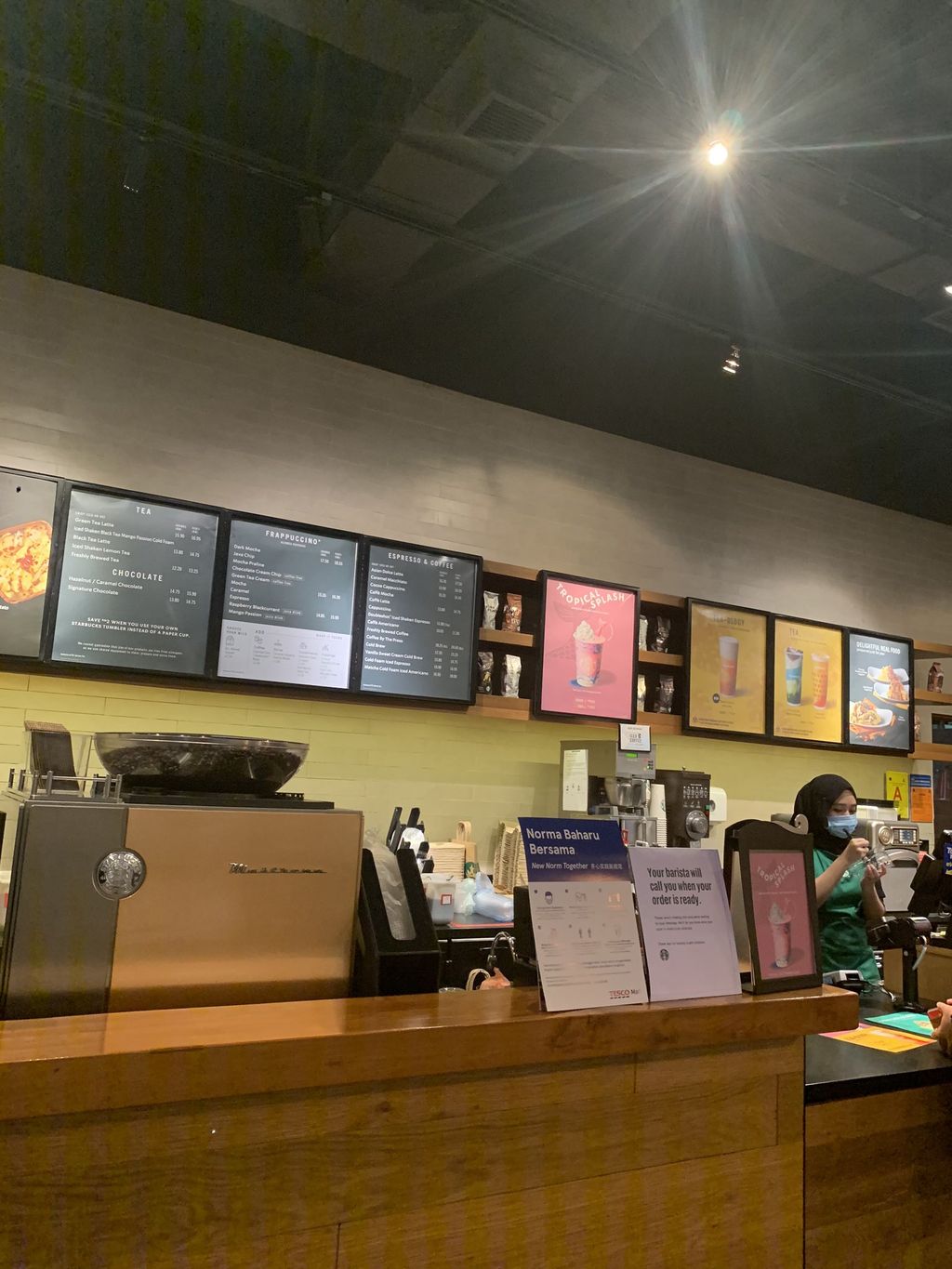 Pria traktir temannya yang belum pernah cicip Starbucks seumur hidup