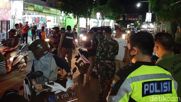 Petugas gabungan di Kota Probolinggo menggelar razia masker. Puluhan warga yang tidak memakai masker dihukum mengucapkan Pancasila, dan membuat pernyataan lisan berjanji selalu memakai masker.