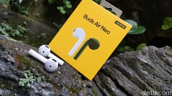 Realme Buds Air Neo dibanderol Rp 699 ribu, namun saat flash sale yang digelar 19 Juni dilepas seharga Rp 499 ribu. Foto: Aisyah Kamaliah/detikINET