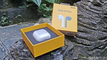 Realme Buds Air Neo telah dirancang untuk menawarkan pengalaman true wireless stereo (TWS) nirkabel Foto: Aisyah Kamaliah/detikINET