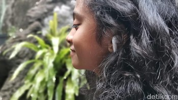 Pengguna juga dapat menggunakan fitur kontrol sentuh pada Buds Air Neo Foto: Aisyah Kamaliah/detikINET