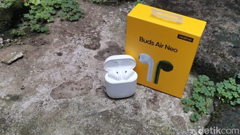 Realme Buds Air Neo juga menghadirkan fitur koneksi cepat. Setelah penutup kasing dibuka, Buds Air Neo akan langsung dikenali oleh smartphone secara otomatis dan juga mendukung Google Fast Pair protocol. Foto: Aisyah Kamaliah/detikINET