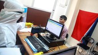 Penggunaan APD lengkap tersebut dilakukan sebagai upaya pencegahan penularan COVID-19 antara petugas dan warga pembuat KTP.