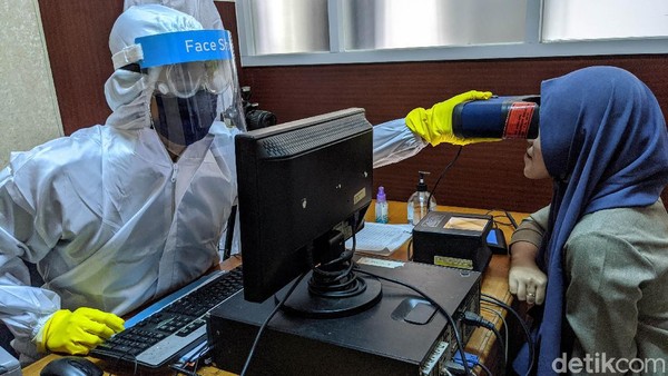 Rekam Data e-KTP, Petugas Berbaju Hazmat