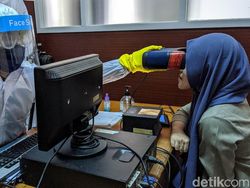 Rekam Data e-KTP, Petugas Berbaju Hazmat