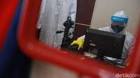 Untuk menghindari penumpukan, layanan pendaftaran warga dilakukan secara daring dan dalam satu hari hanya dibatasi 20 orang.