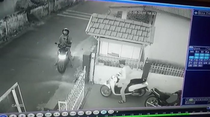 Rekaman CCTV pencurian motor di Jambi (dok. Istimewa)