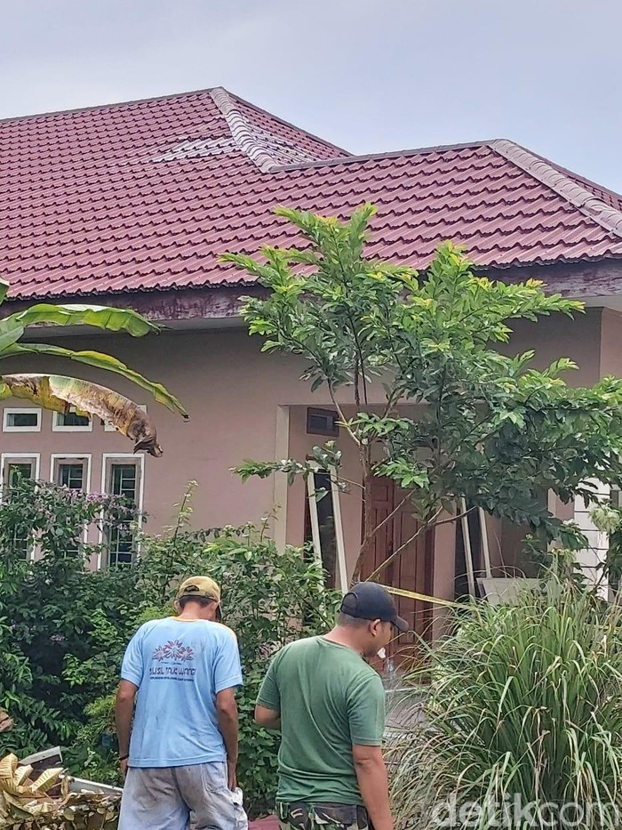 Rumah tertimpa pesawat jatuh di Kampar  (Chaidir/detikcom)