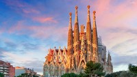 Barcelona sebagai kota pelabuhan jauh dari kumuh, sebaliknya begitu teratur. Tata kotanya oke. Bangunan dengan arsitektur menawan tersebar di banyak titik. Kota ini setara dengan Melbourne dalam hal keberagaman dan inklusivitas. Sebanyak 77% penduduk muda memberikan apresiasi yang mengesankan atas keberagamannya. (Getty Images/iStockphoto/TomasSereda)