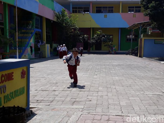 Dinas Pendidikan Kota Pasuruan menyiapkan skenario ganjil genap dalam kegiatan belajar mengajar untuk masa new normal. Skenario tersebut bisa diterapkan saat status COVID-19 daerah masuk zona hijau.