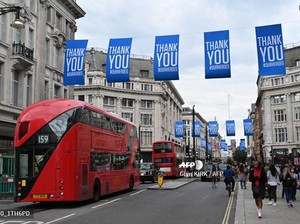 Inggris Longgarkan Lockdown, Antrean Terjadi di Pusat Perbelanjaan
