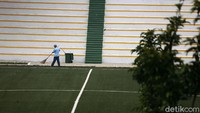 Saat ini hanya terlihat petugas sedang membersihkan area lapangan sepakbola yang berada di kawasan Sekolah Khusus Olahragawan (SKO) Ragunan, Jakarta.