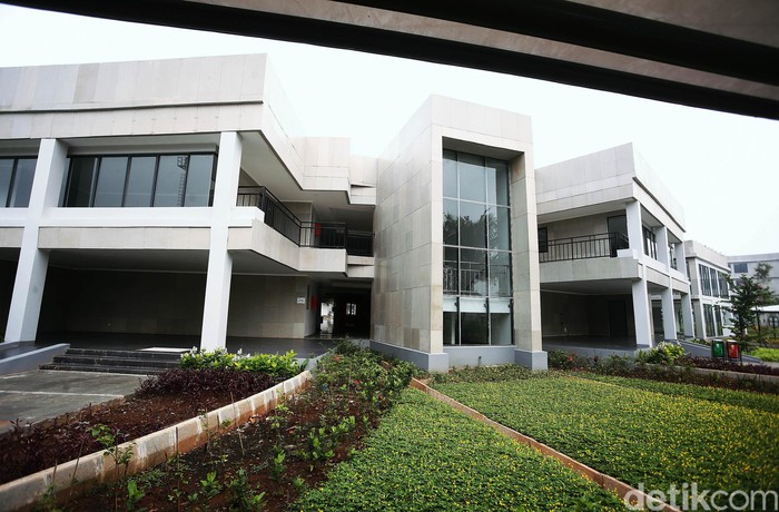 Sekolah Khusus Olahragawan (SKO) Ragunan meliburkan siswanya karena pandemi virus Corona (COVID-19). Sekolah untuk pelajar atlet binaan DKI Jakarta itu pun sepi.