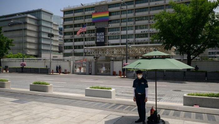 Spanduk Black Lives Matter dan LGBTQ sebelum diturunkan oleh Kedubes AS di Korea Selatan (AFP Photo)
